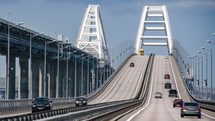 Крымский мост поворачивает налево